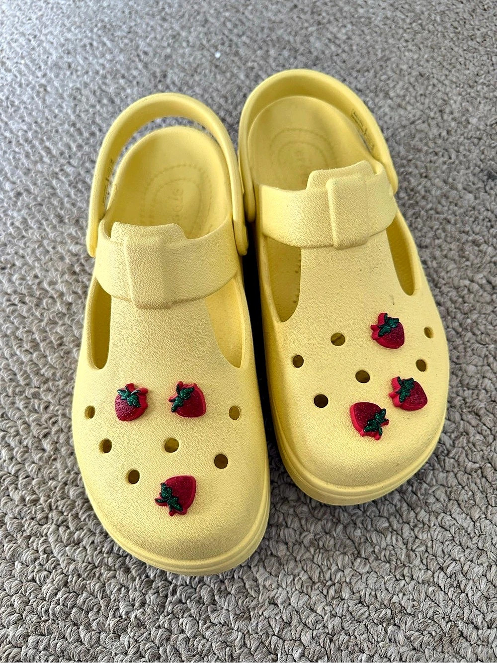 Crocs Classic Clog Yellow with Strawberry Charms